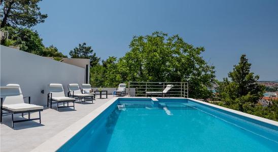 別墅游泳池選擇戴思樂無氯水處理系統(tǒng)有什么好處？